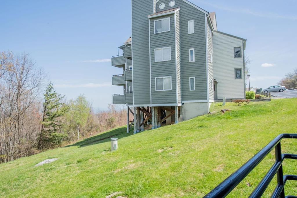 Bear Show 1st Floor 2br * Family Pools Wifi Apartment Gatlinburg