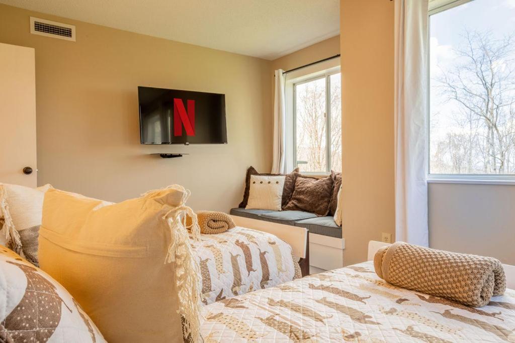 Bear Show 1st Floor 2br * Family Pools Wifi Gatlinburg
