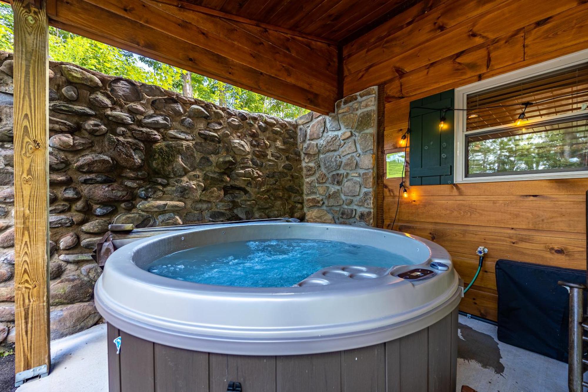 Holiday home Hidden Gem For Up To 10 With Wi-fi, Game Room, Hot Tub And Swim Spa, Close To Town, Private