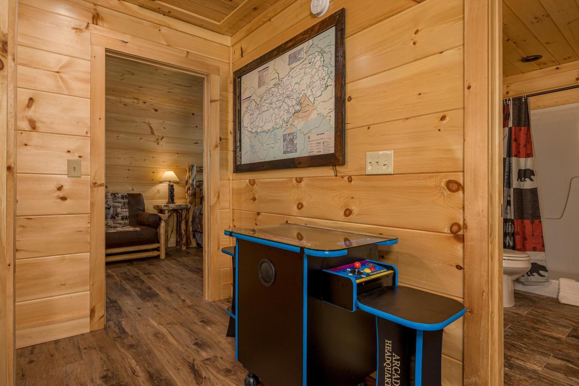 Hidden Gem For Up To 10 With Wi-fi, Game Room, Hot Tub And Swim Spa, Close To Town, Private Gatlinburg