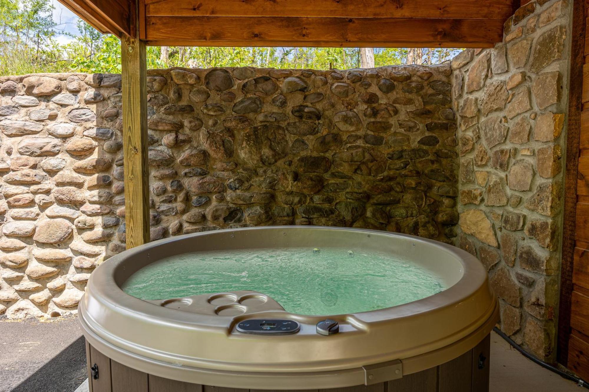 Holiday home Hidden Gem For Up To 10 With Wi-fi, Game Room, Hot Tub And Swim Spa, Close To Town, Private