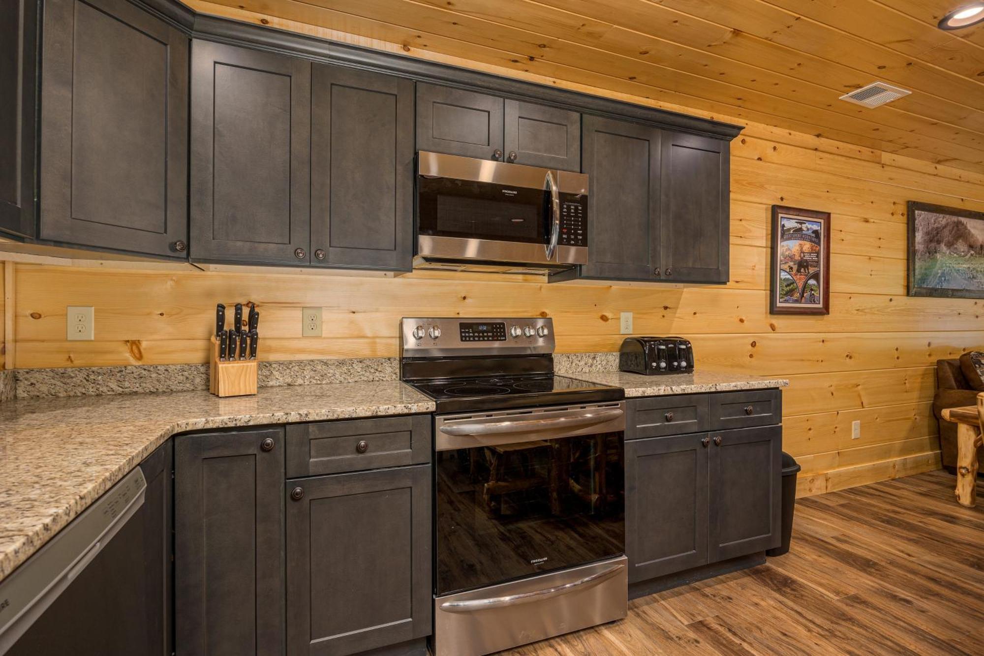 Holiday home Hidden Gem For Up To 10 With Wi-fi, Game Room, Hot Tub And Swim Spa, Close To Town, Private *