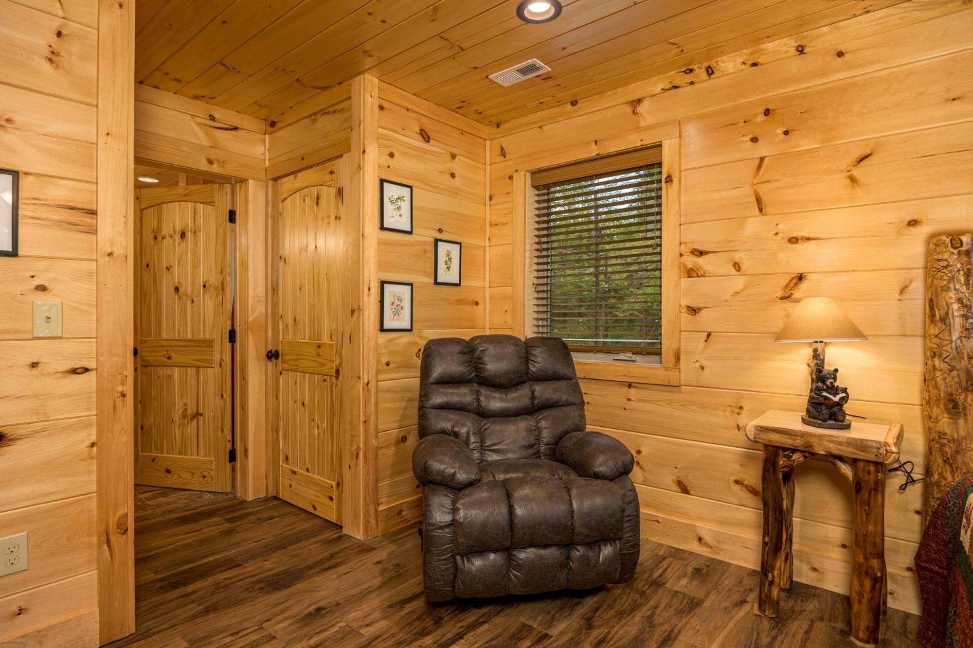 Holiday home Hidden Gem For Up To 10 With Wi-fi, Game Room, Hot Tub And Swim Spa, Close To Town, Private