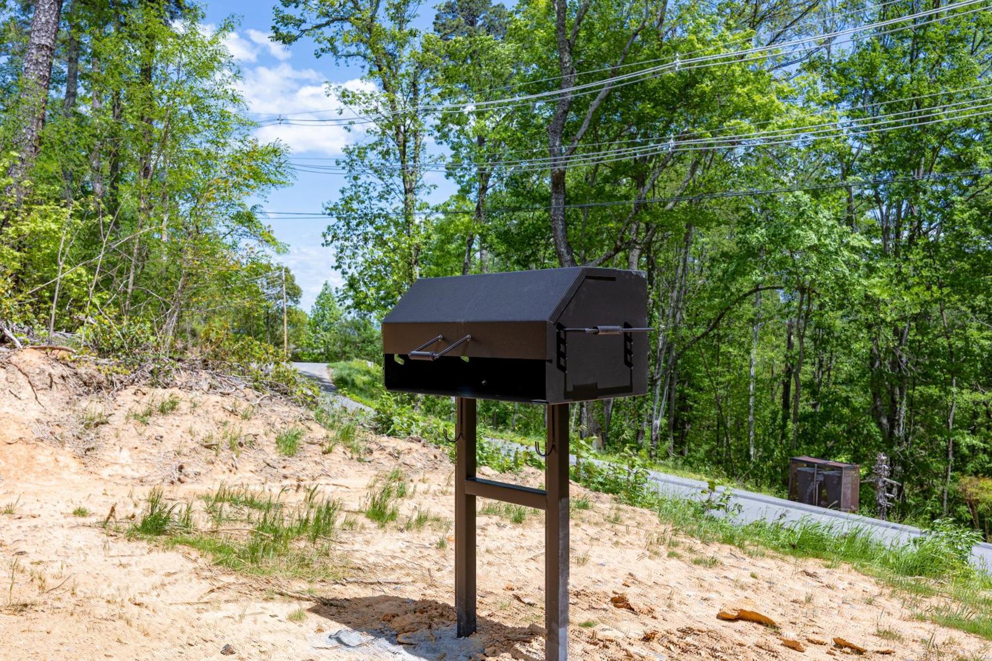 Hidden Gem For Up To 10 With Wi-fi, Game Room, Hot Tub And Swim Spa, Close To Town, Private Gatlinburg