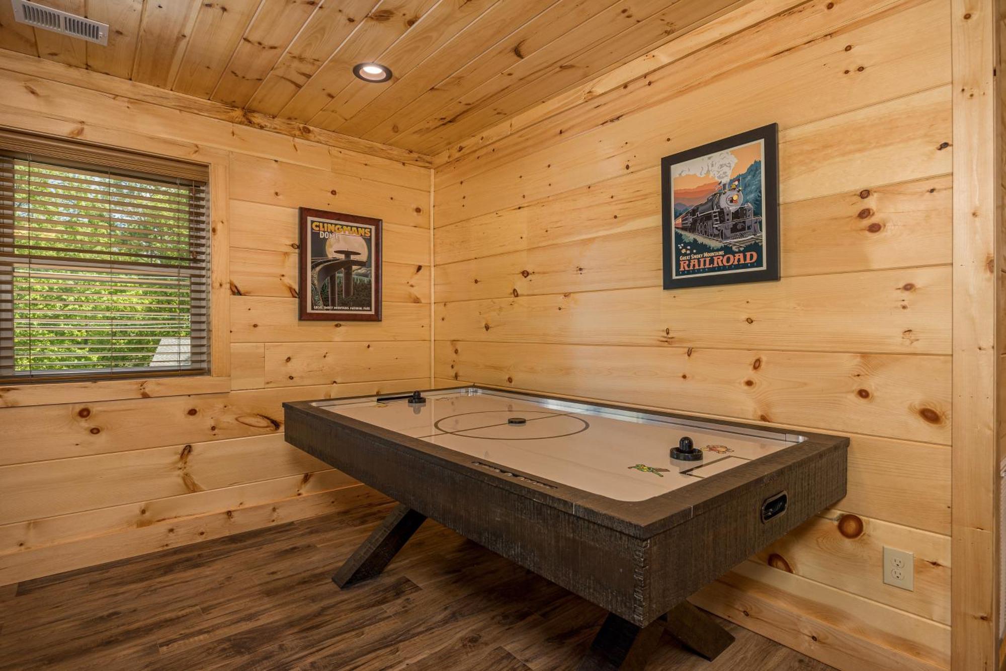 Hidden Gem For Up To 10 With Wi-fi, Game Room, Hot Tub And Swim Spa, Close To Town, Private Holiday home