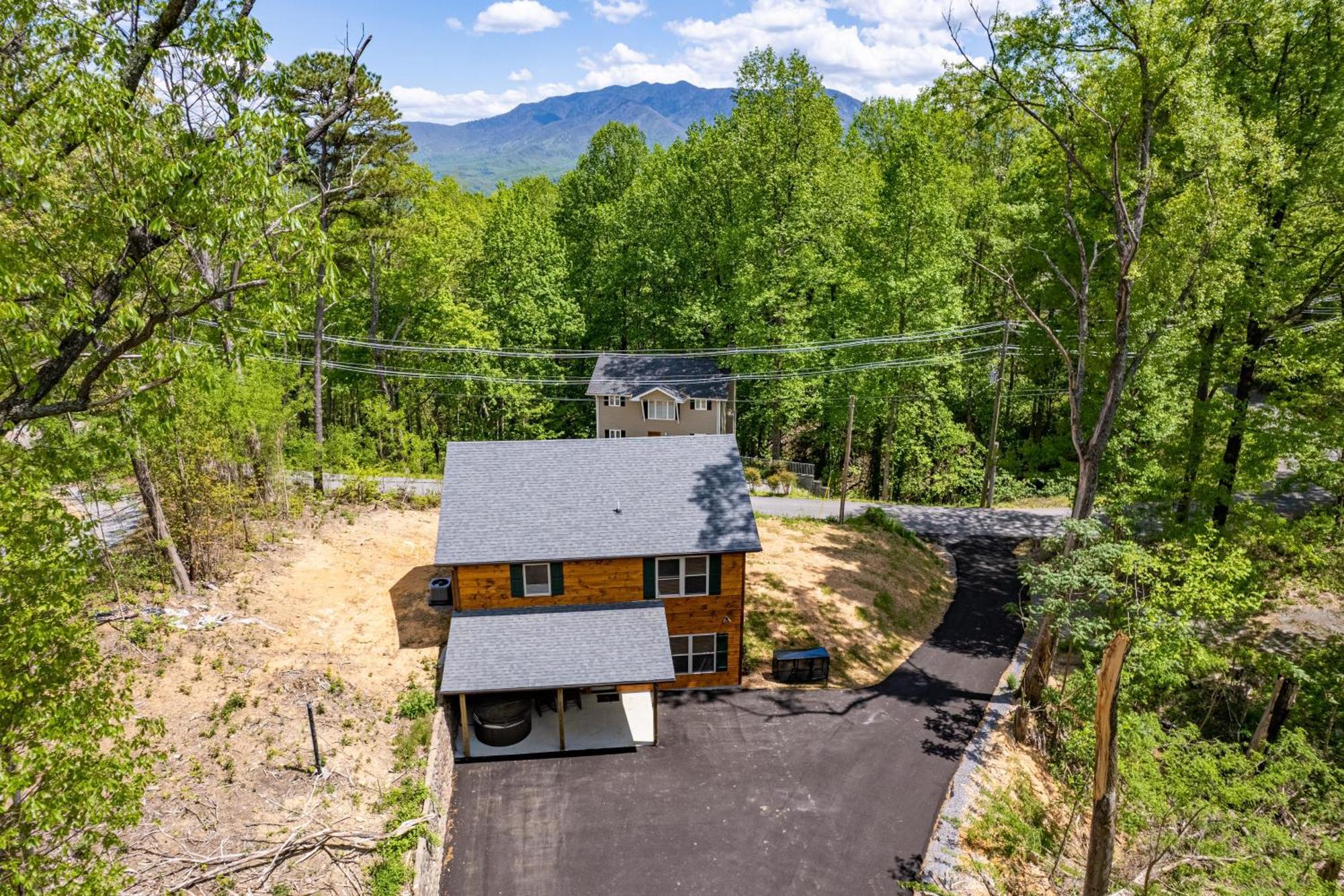 Holiday home Hidden Gem For Up To 10 With Wi-fi, Game Room, Hot Tub And Swim Spa, Close To Town, Private *