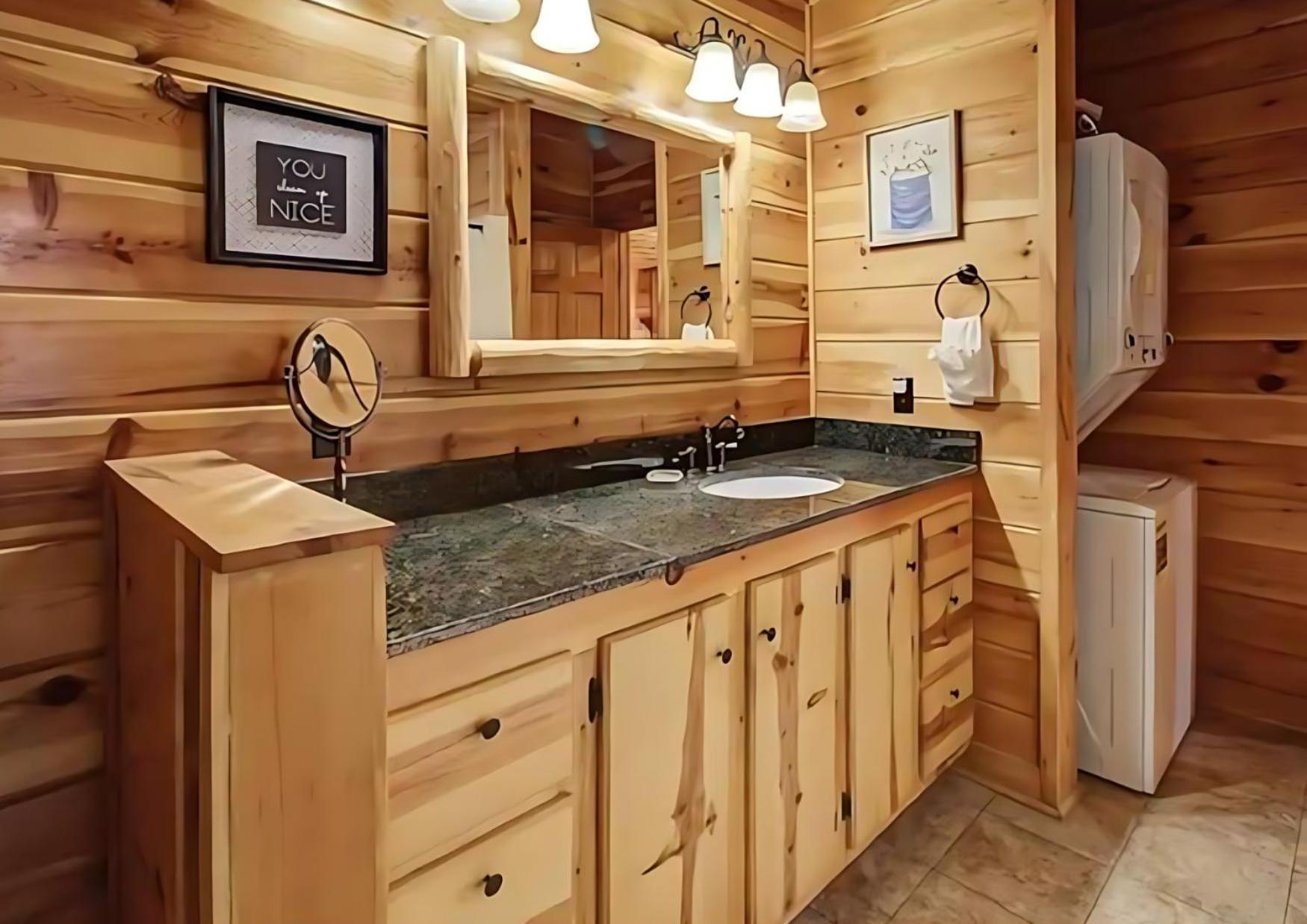 Holiday home Mins To Dt Gatlinburg~ Hot Tub~ Community Pool *