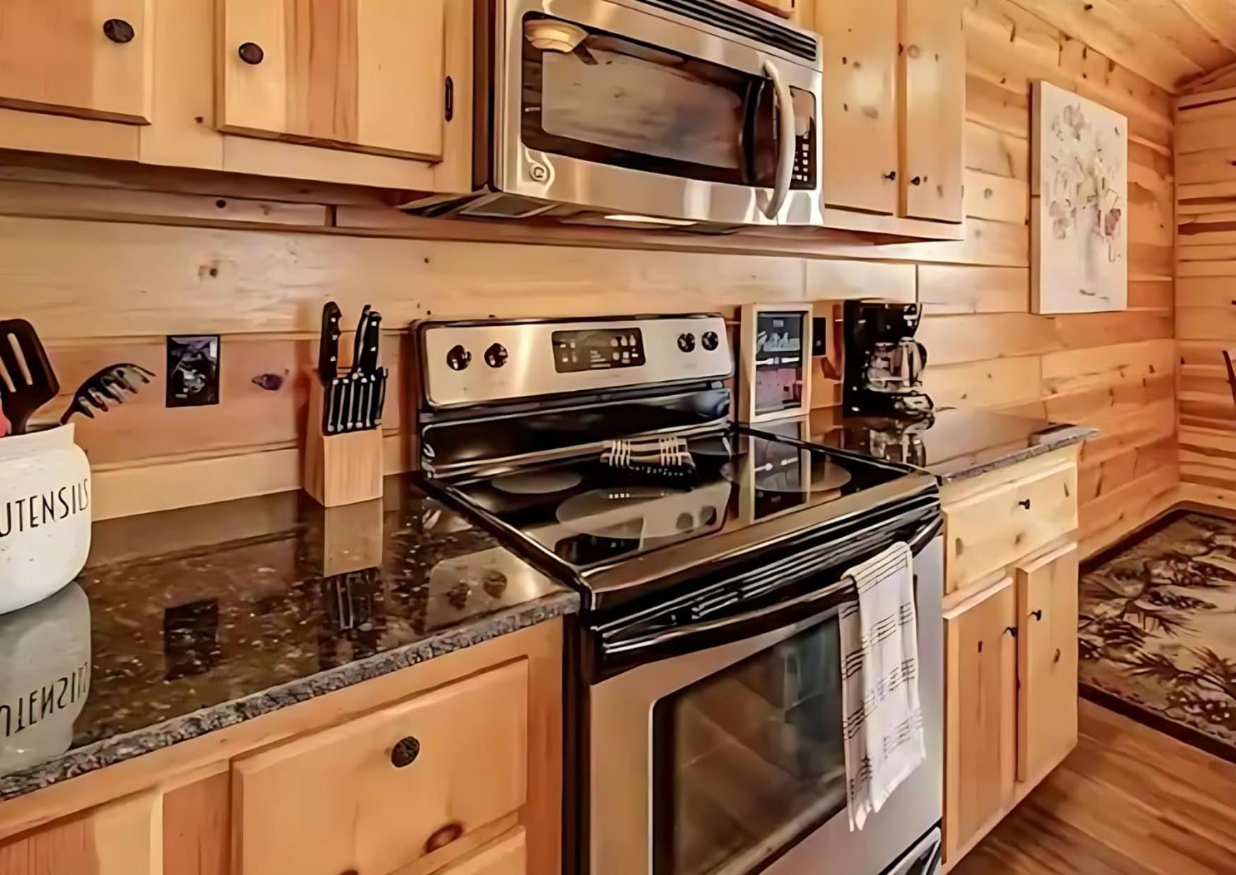 Holiday home Mins To Dt Gatlinburg~ Hot Tub~ Community Pool Gatlinburg