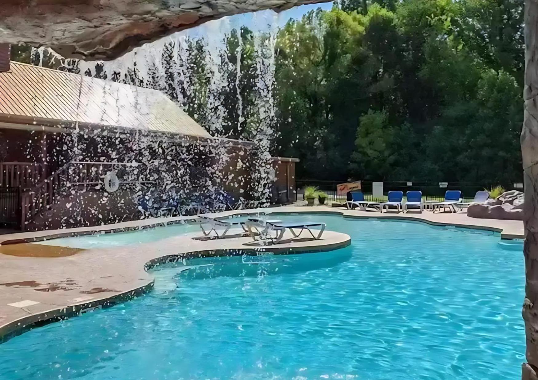 Mins To Dt Gatlinburg~ Hot Tub~ Community Pool Holiday home