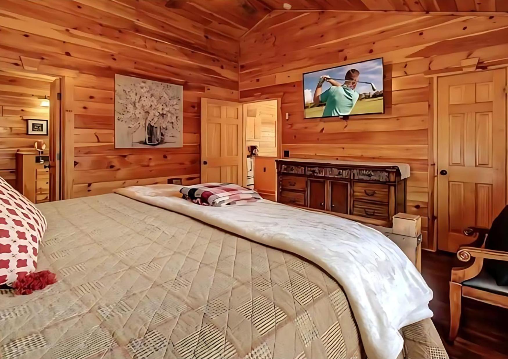 Holiday home Mins To Dt Gatlinburg~ Hot Tub~ Community Pool Gatlinburg