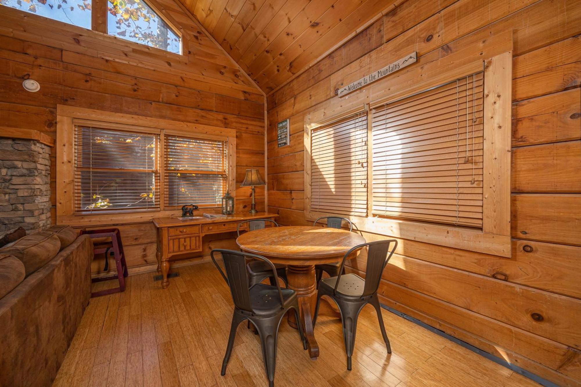 Holiday home Log Inn, 5 Bed 3 Bath Group In With Game And Hot Tub, Seasonal Pool Gatlinburg