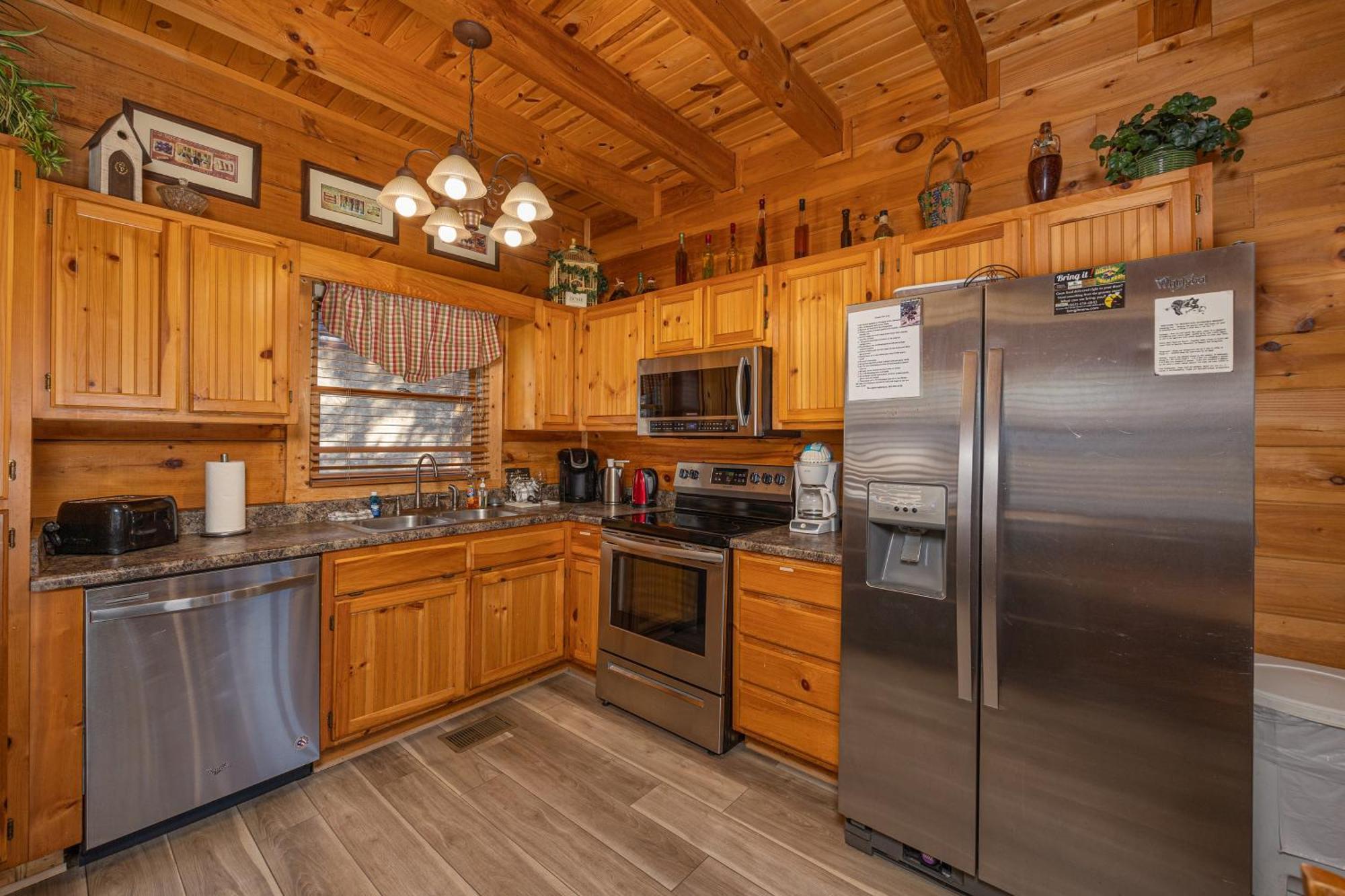 Log Inn, 5 Bed 3 Bath Group In With Game And Hot Tub, Seasonal Pool