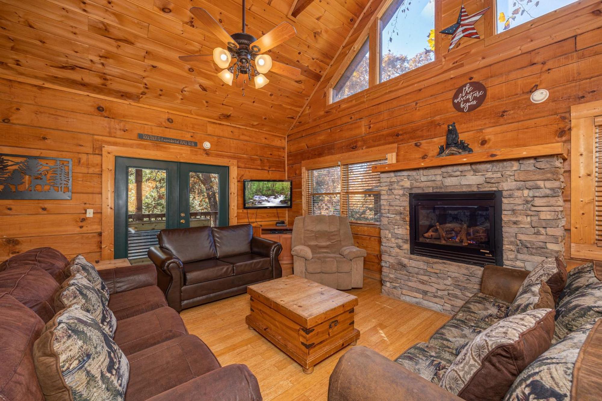 Holiday home Log Inn, 5 Bed 3 Bath Group In With Game And Hot Tub, Seasonal Pool Gatlinburg
