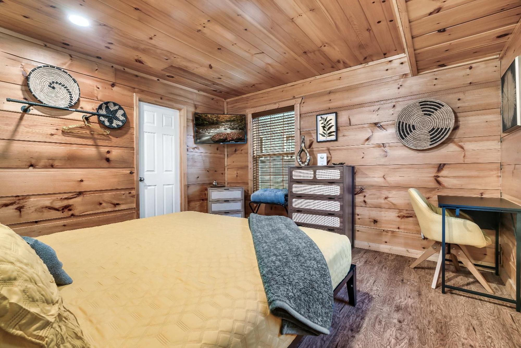 Chalet Mama Bear's Moonshine Ridge Gatlinburg