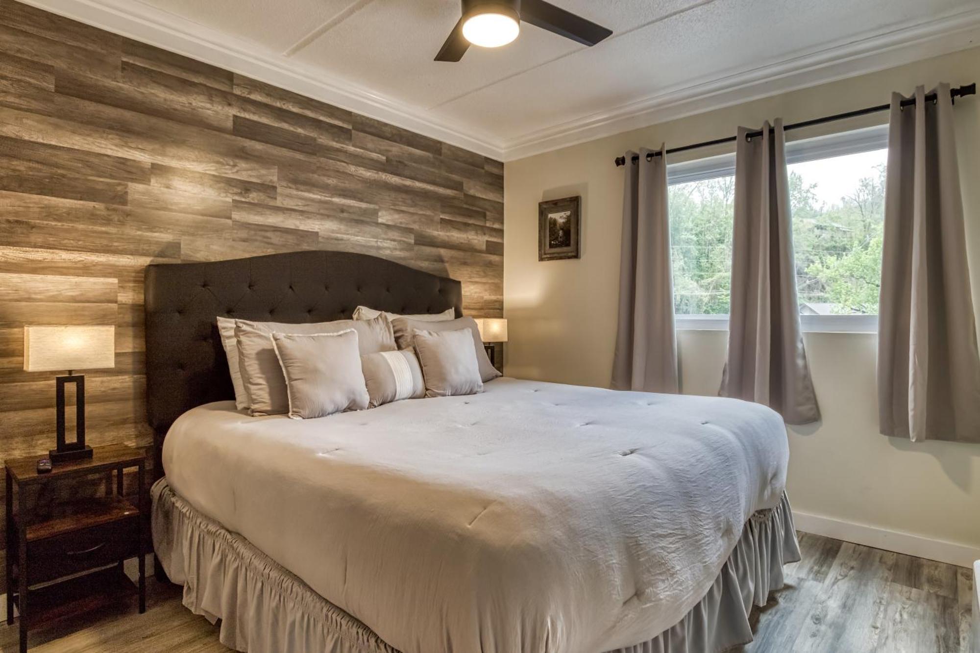 Holiday home Modern Style, 2 Bed Condo, Pool In Gatlinburg! *
