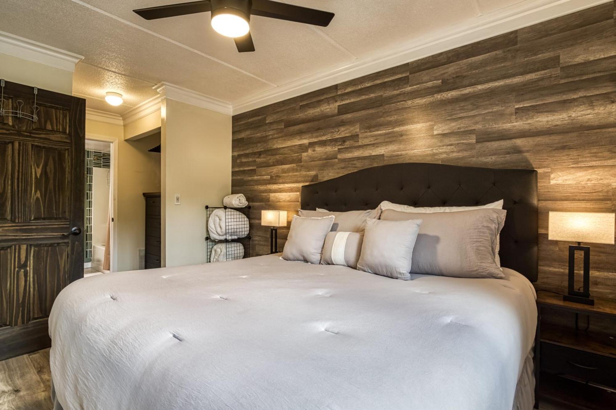 Holiday home Modern Style, 2 Bed Condo, Pool In Gatlinburg!