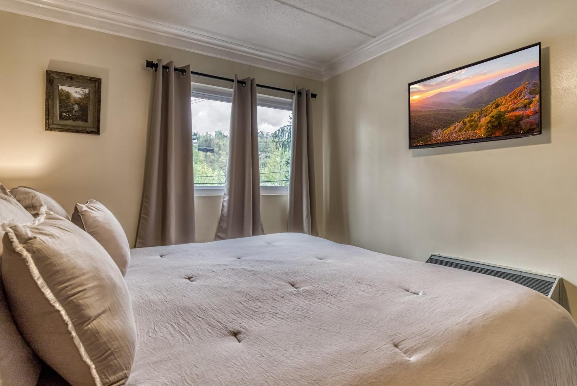 Holiday home Modern Style, 2 Bed Condo, Pool In Gatlinburg! *