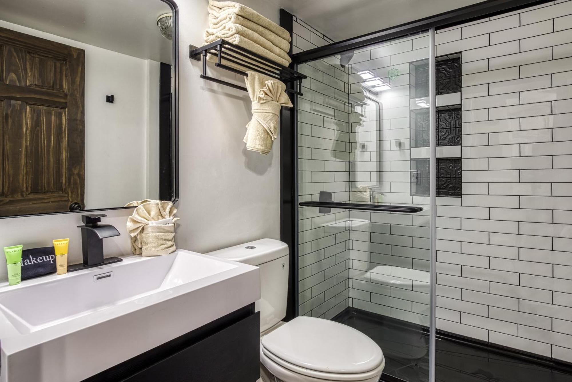 Modern Style, 2 Bed Condo, Pool In Gatlinburg!