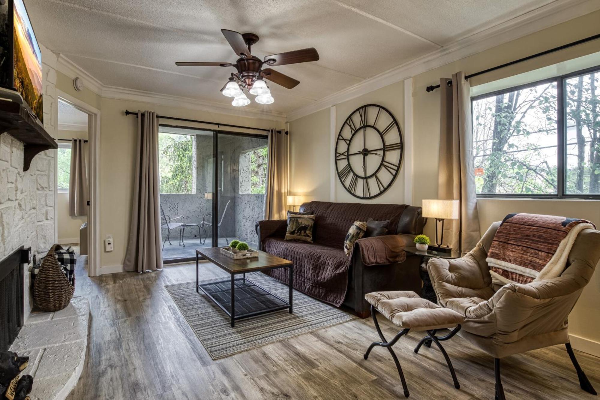Holiday home Modern Style, 2 Bed Condo, Pool In Gatlinburg!