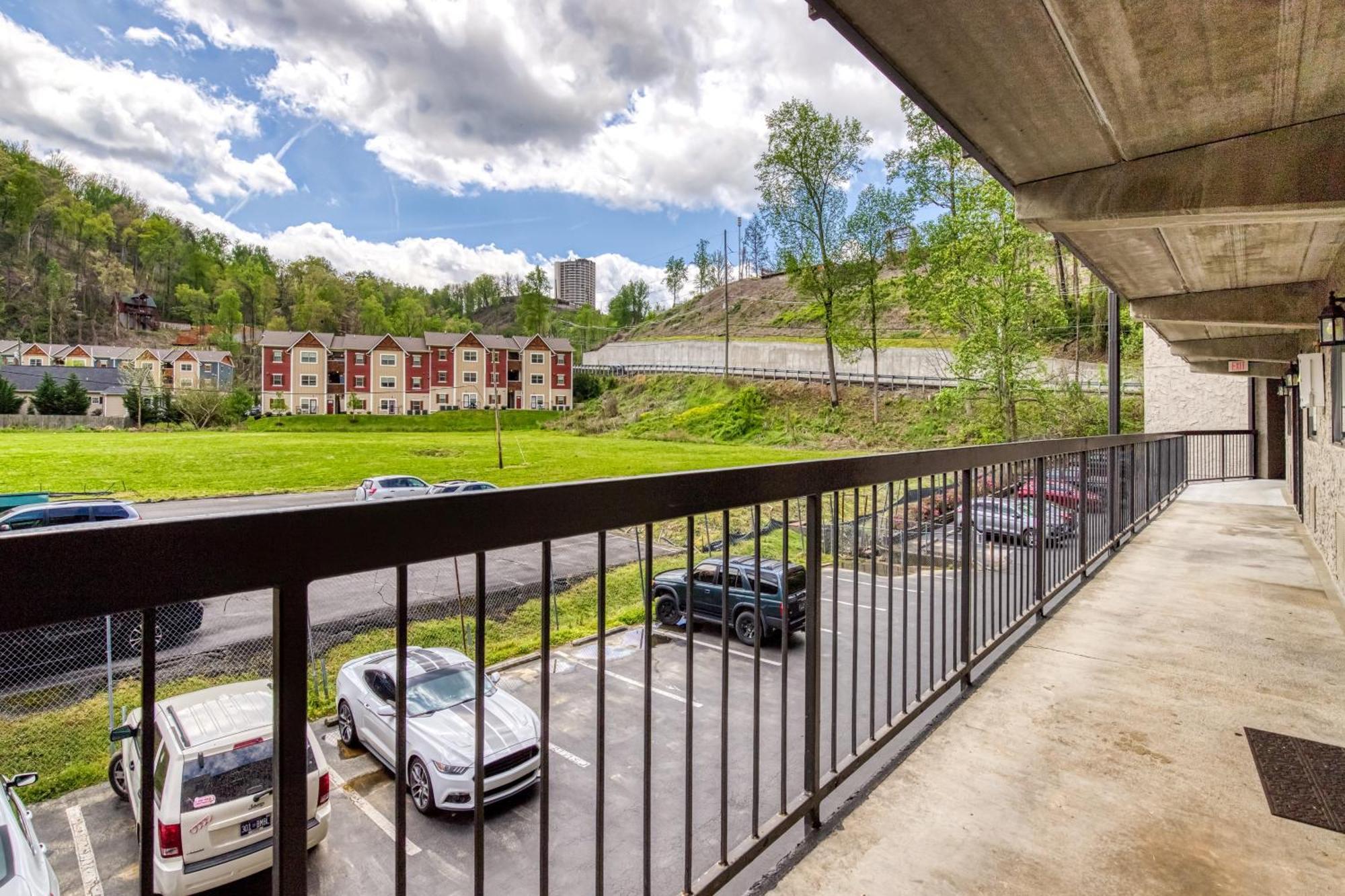 Modern Style, 2 Bed Condo, Pool In Gatlinburg! Gatlinburg