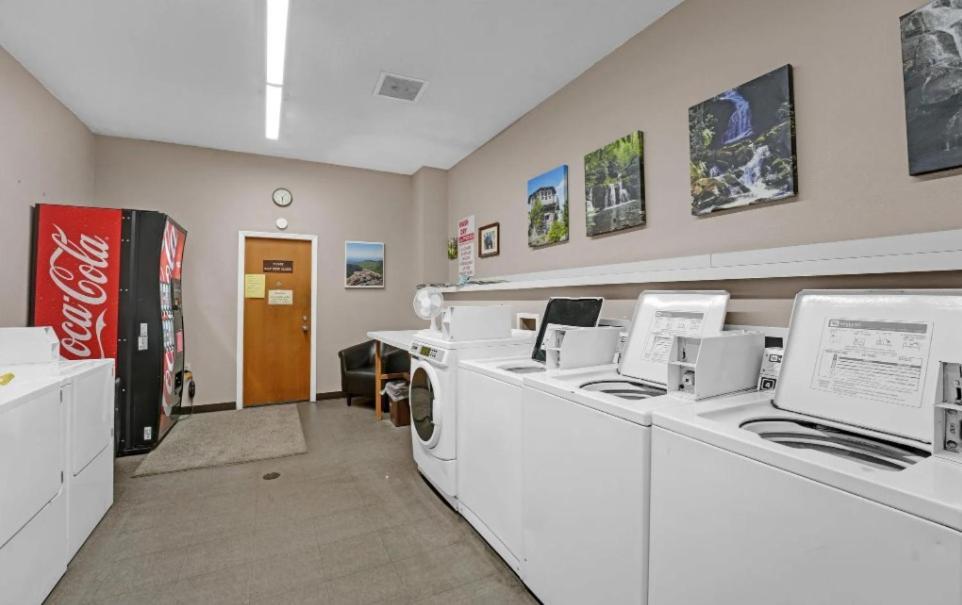 New- Lovely 2-bdr2bath With Indoor Pool Hot Tub Wi-fi, Great Location Gatlinburg