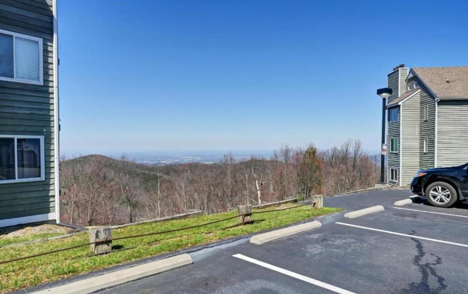 New- Lovely 2-bdr2bath With Indoor Pool Hot Tub Wi-fi, Great Location Gatlinburg