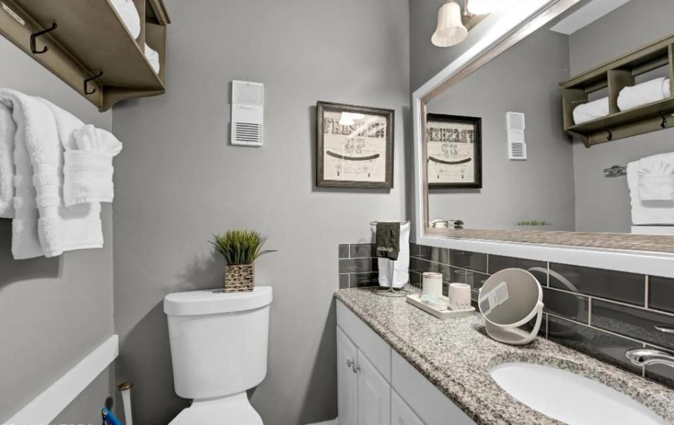 New- Lovely 2-bdr2bath With Indoor Pool Hot Tub Wi-fi, Great Location