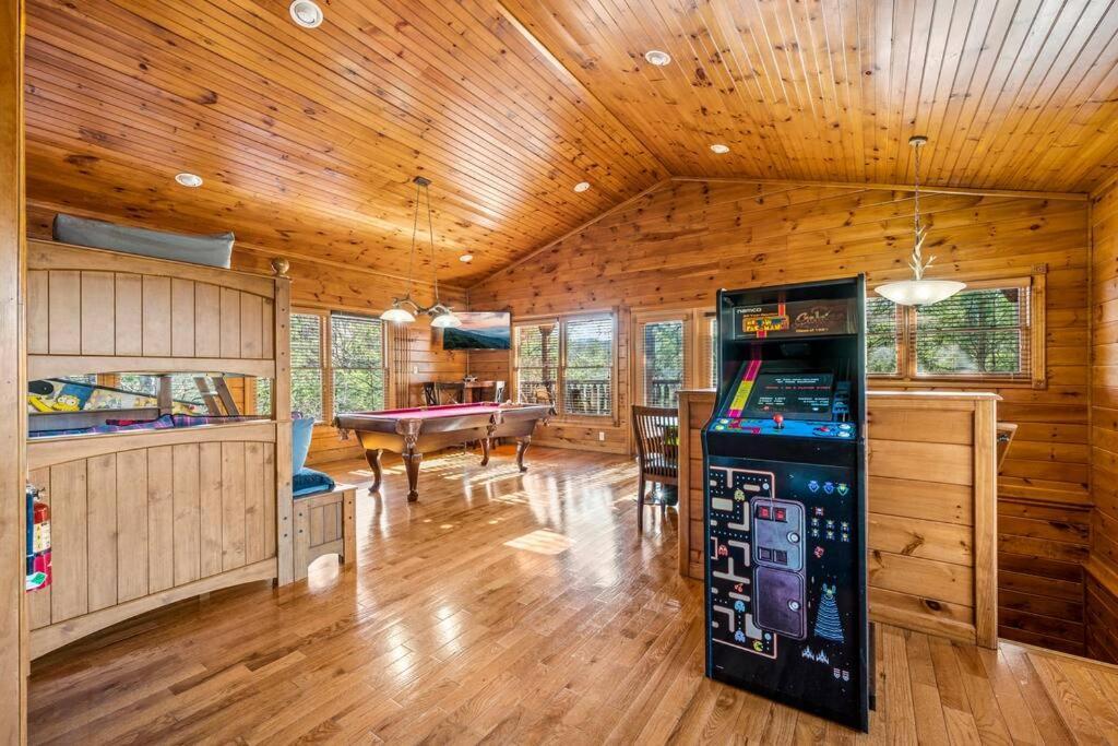 *views* *location* Cozy Cabin, Hot Tub, Pool Table Gatlinburg