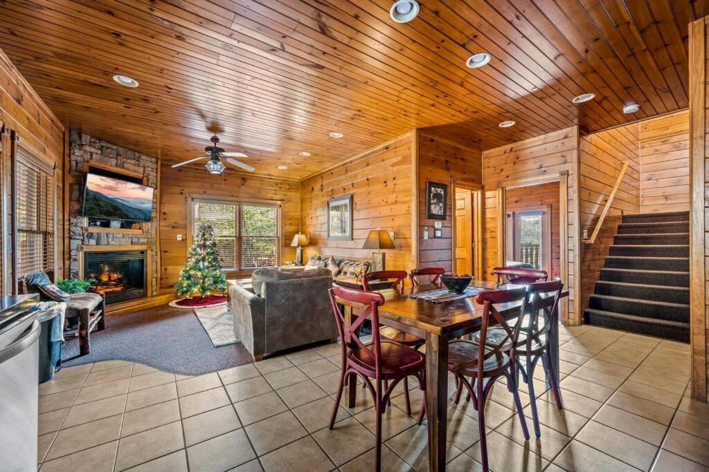 *views* *location* Cozy Cabin, Hot Tub, Pool Table