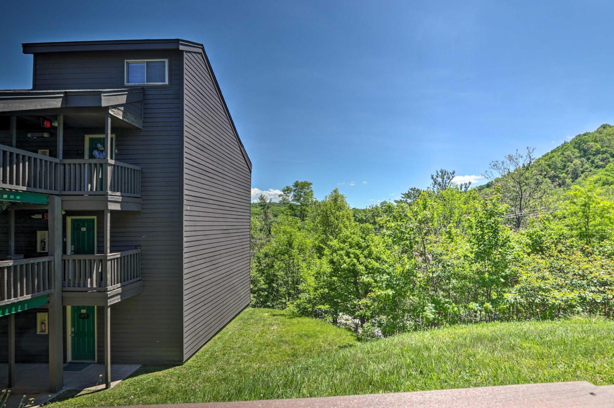 With Pool And Grill Access About 4 Mi To Gatlinburg!