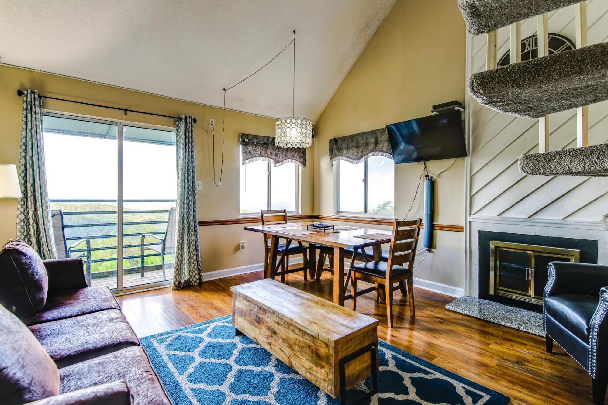 Mountaintop With Balcony And Views! *