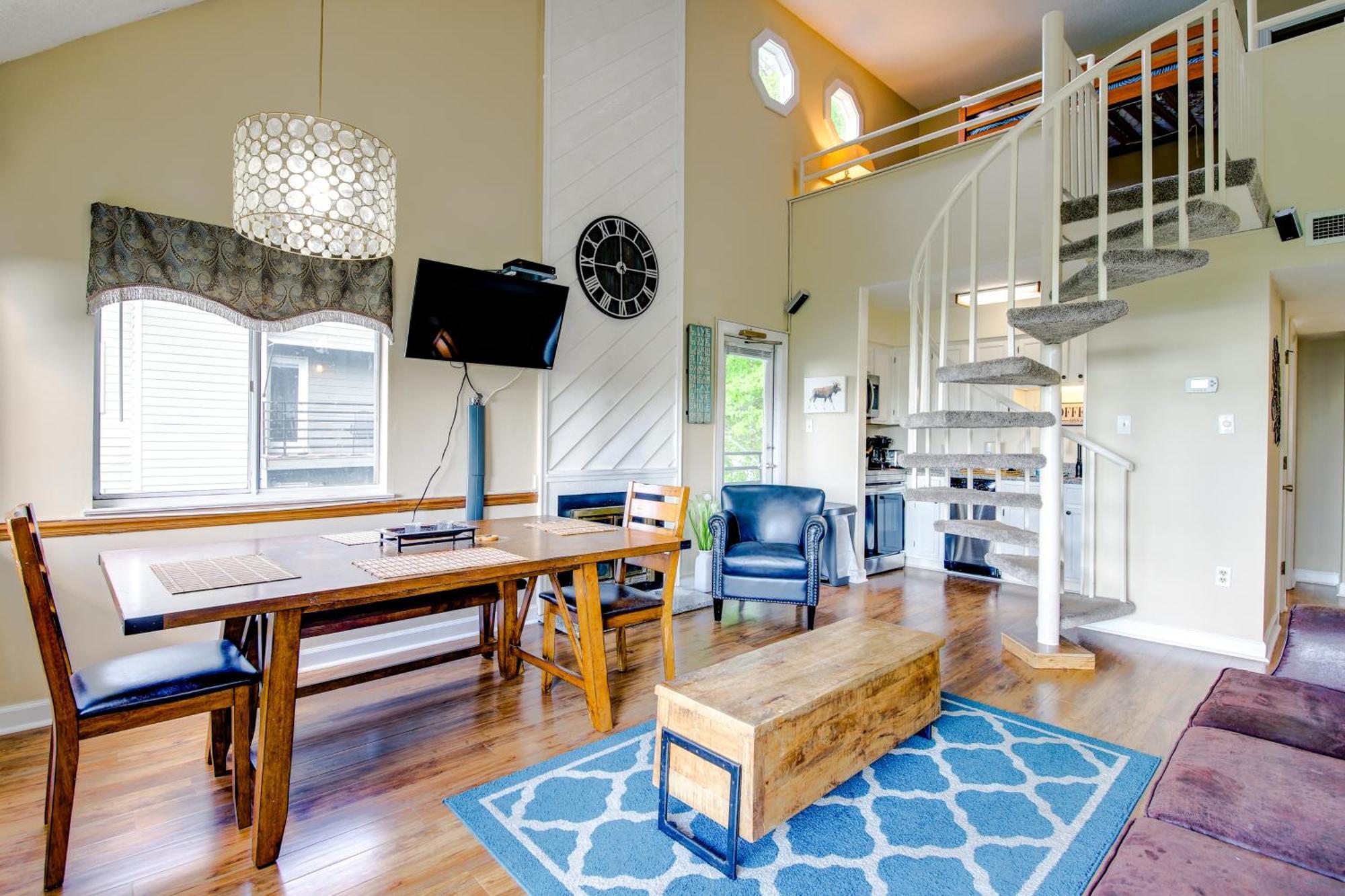 Mountaintop With Balcony And Views! Apartment