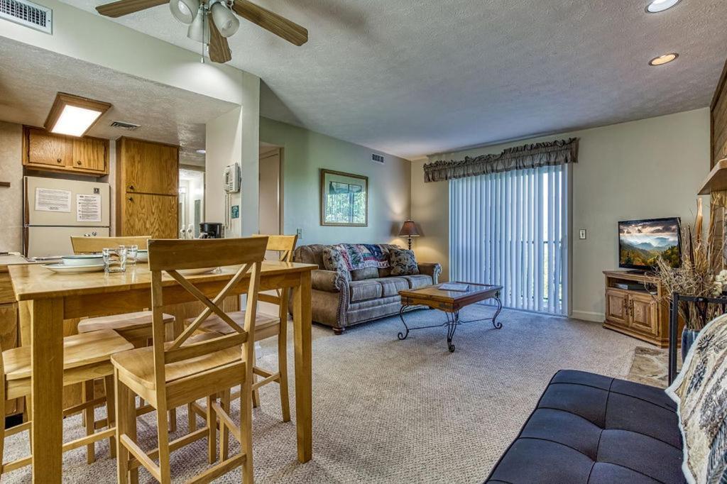 Holiday home Mountain Escape, Pool, 1089 Free Tickets Each Paid Day, Dollywood And More, Mountain Views *