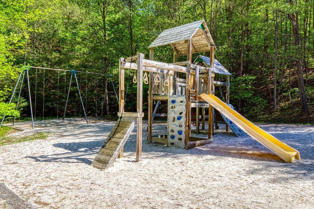 Holiday home Mountain Escape, Pool, 1089 Free Tickets Each Paid Day, Dollywood And More, Mountain Views Gatlinburg