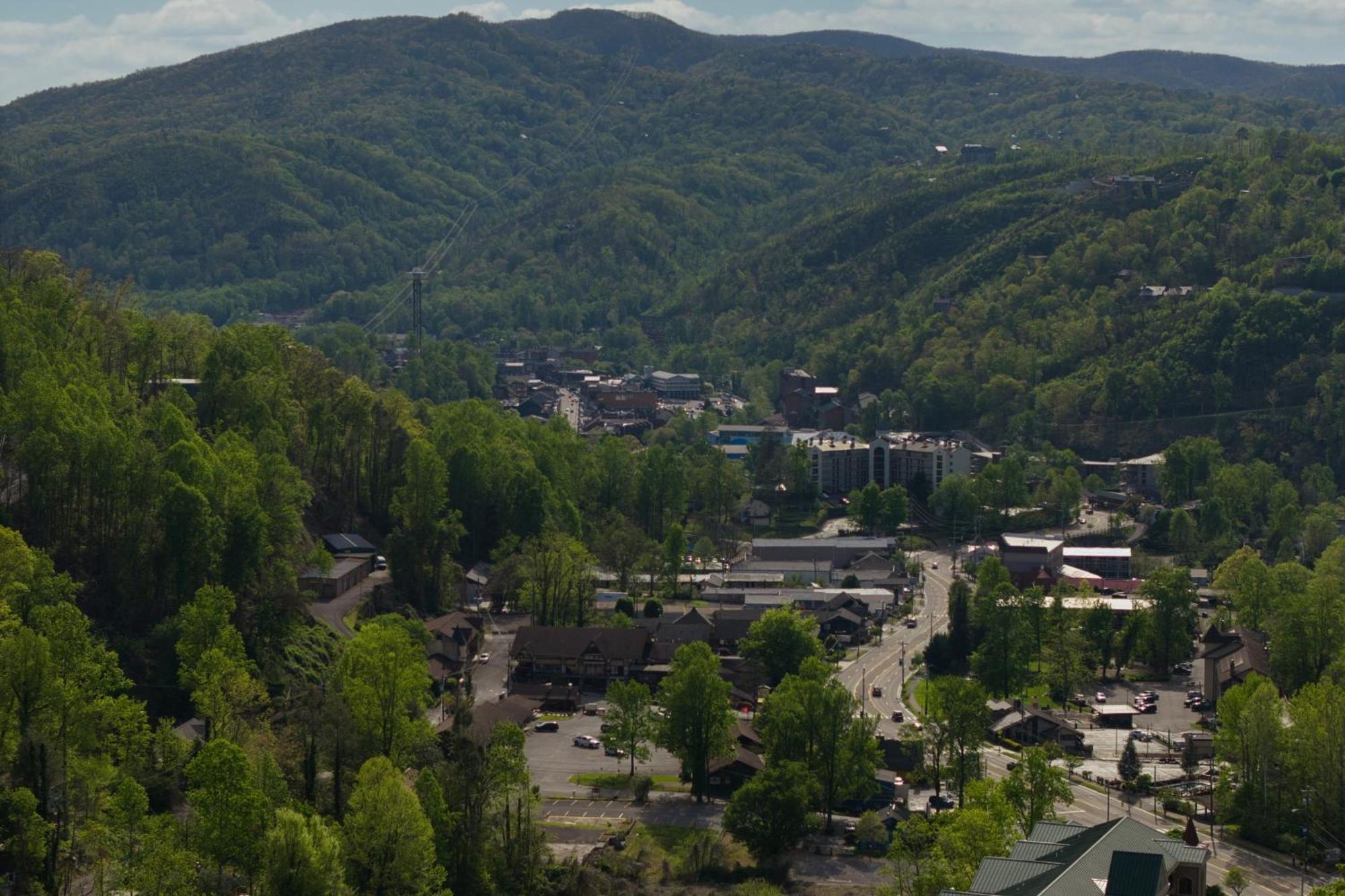 Holiday home Birch By Avantstay Indoor Pool Theater Game Stunning Views Gatlinburg