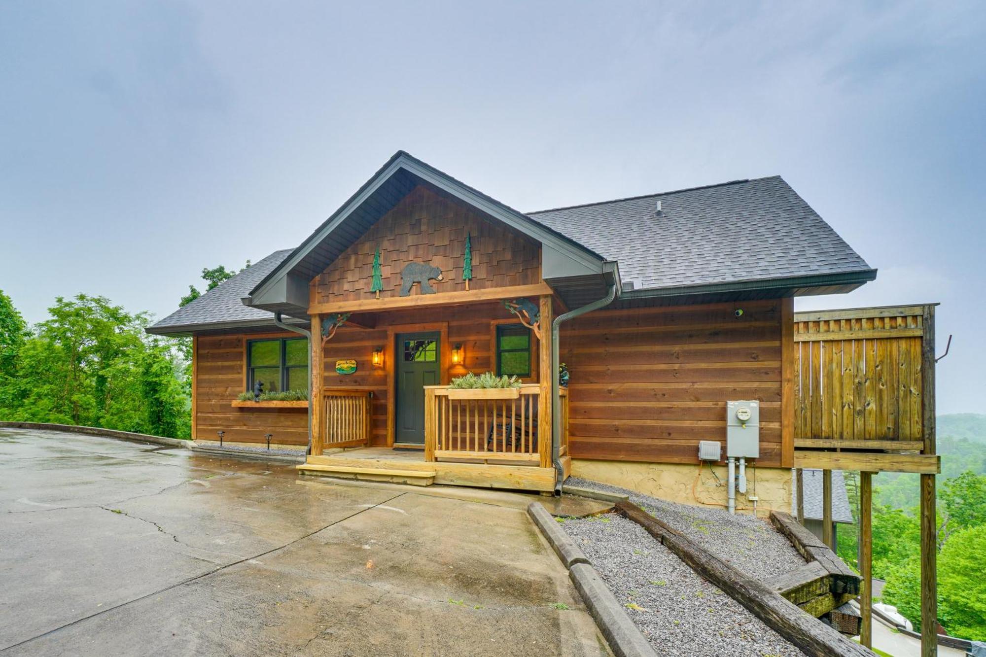 In The Clouds With Hot Tub And Views! Holiday home *