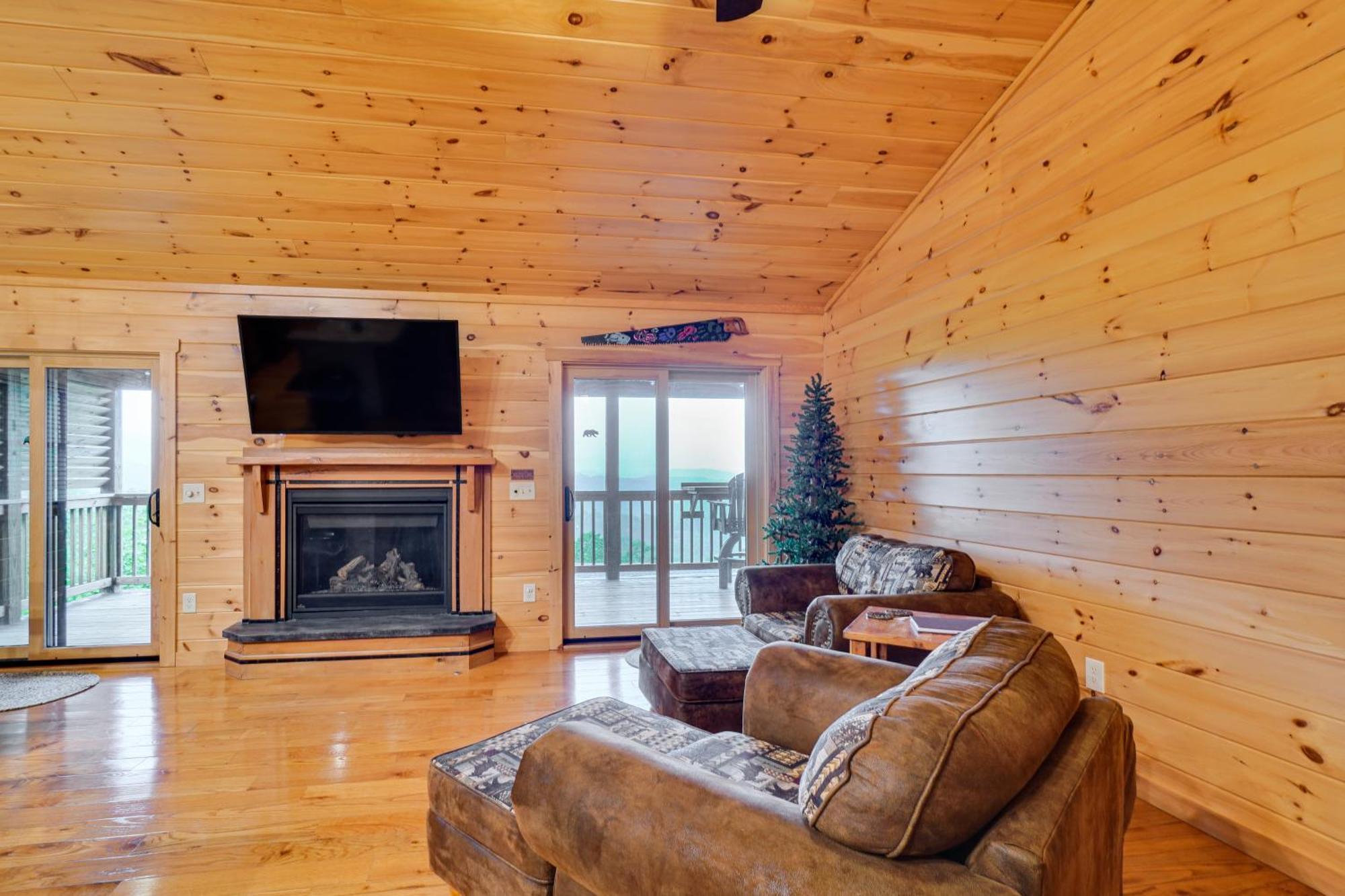 In The Clouds With Hot Tub And Views! Holiday home Gatlinburg