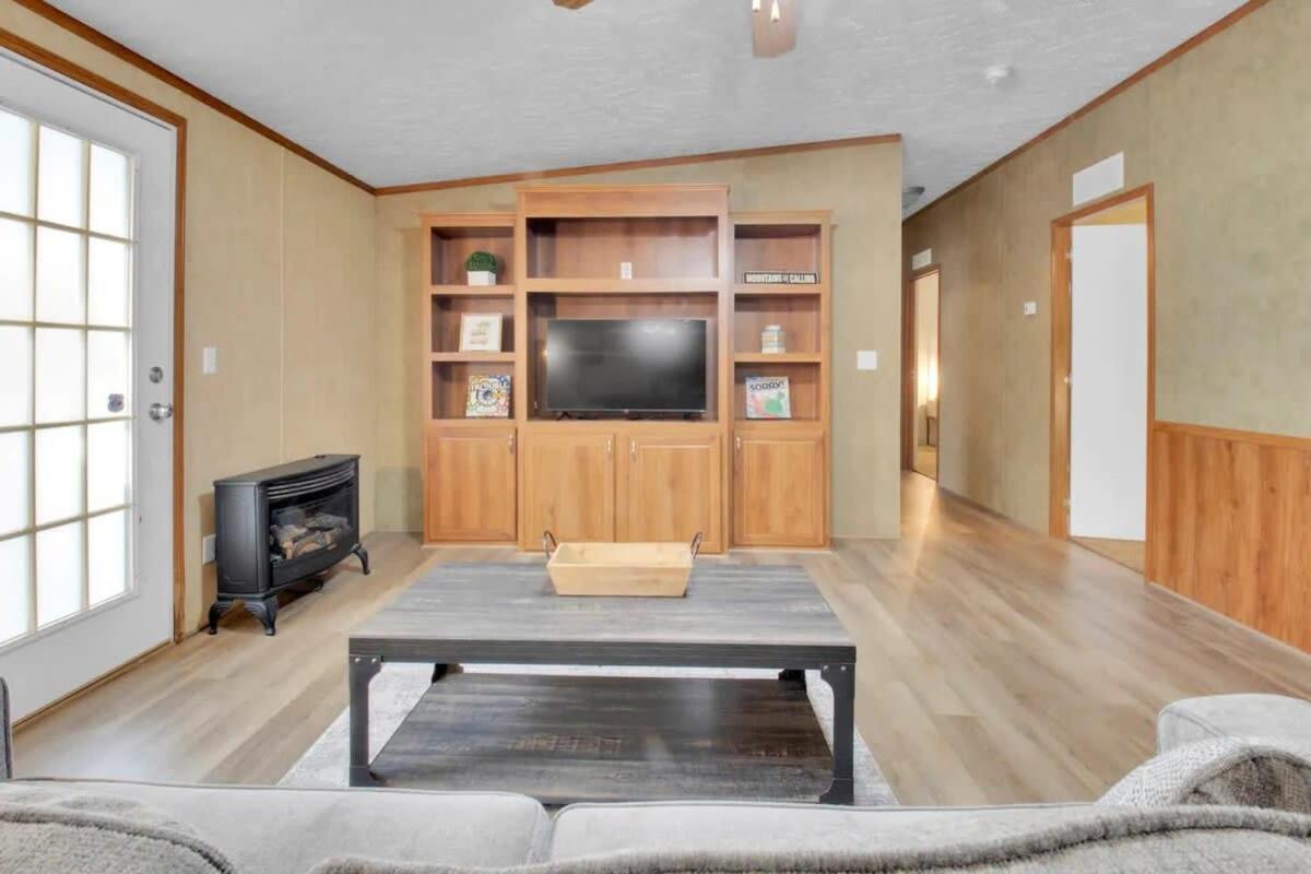 5br Family In With Hot Tub * Gatlinburg