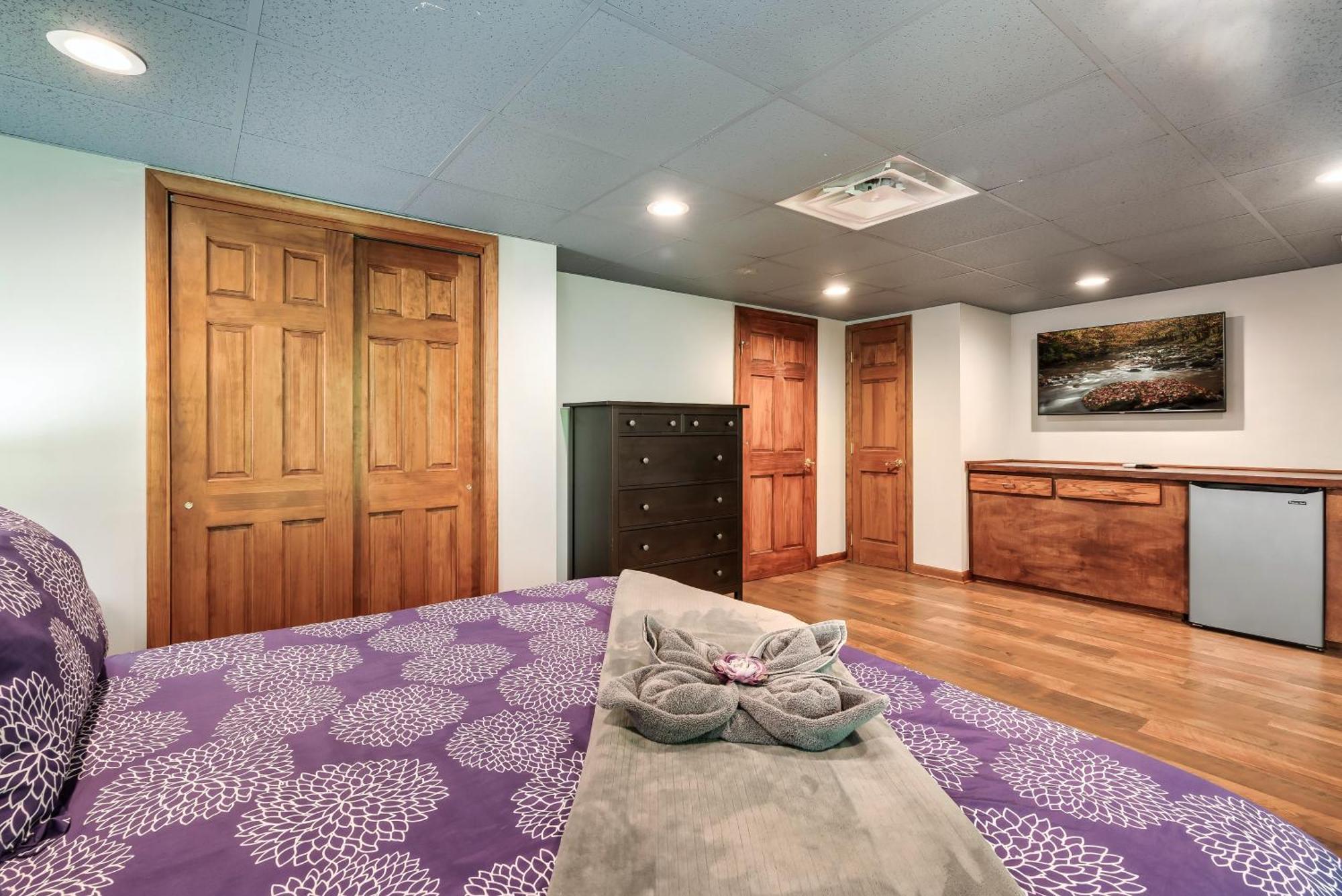 Holiday home 3 Pools! Fire Pit! Hot Tub! Nerf Gun Wall! Arcade! Ping Pong! Pickleball! *