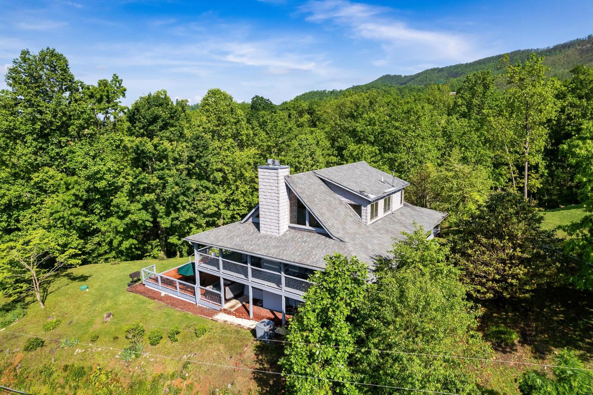3 Pools! Fire Pit! Hot Tub! Nerf Gun Wall! Arcade! Ping Pong! Pickleball! Holiday home Gatlinburg