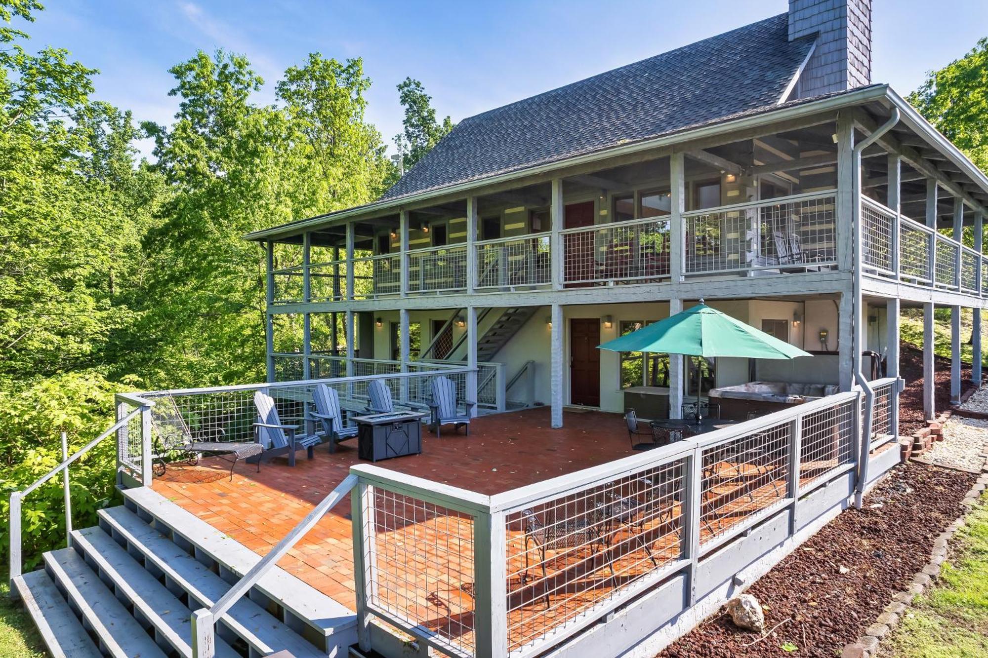Holiday home 3 Pools! Fire Pit! Hot Tub! Nerf Gun Wall! Arcade! Ping Pong! Pickleball! Gatlinburg