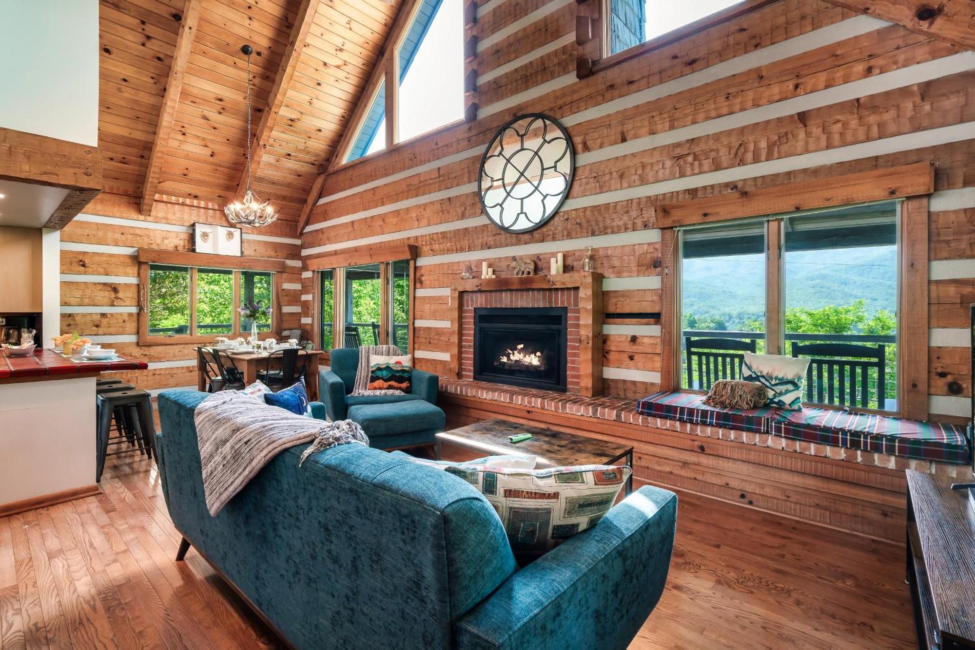 3 Pools! Fire Pit! Hot Tub! Nerf Gun Wall! Arcade! Ping Pong! Pickleball! Holiday home