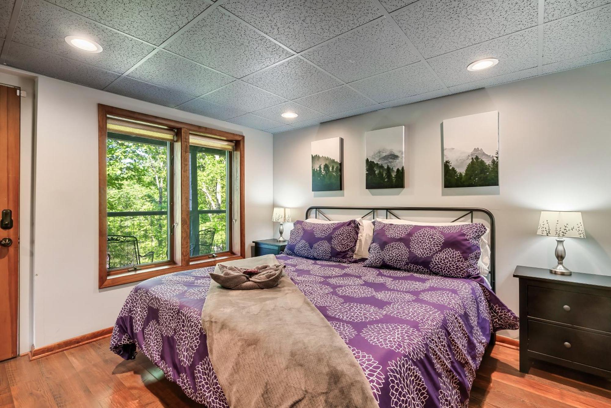Holiday home 3 Pools! Fire Pit! Hot Tub! Nerf Gun Wall! Arcade! Ping Pong! Pickleball! Gatlinburg