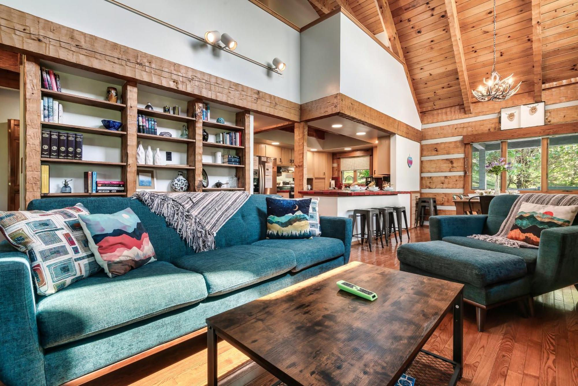 3 Pools! Fire Pit! Hot Tub! Nerf Gun Wall! Arcade! Ping Pong! Pickleball! Holiday home