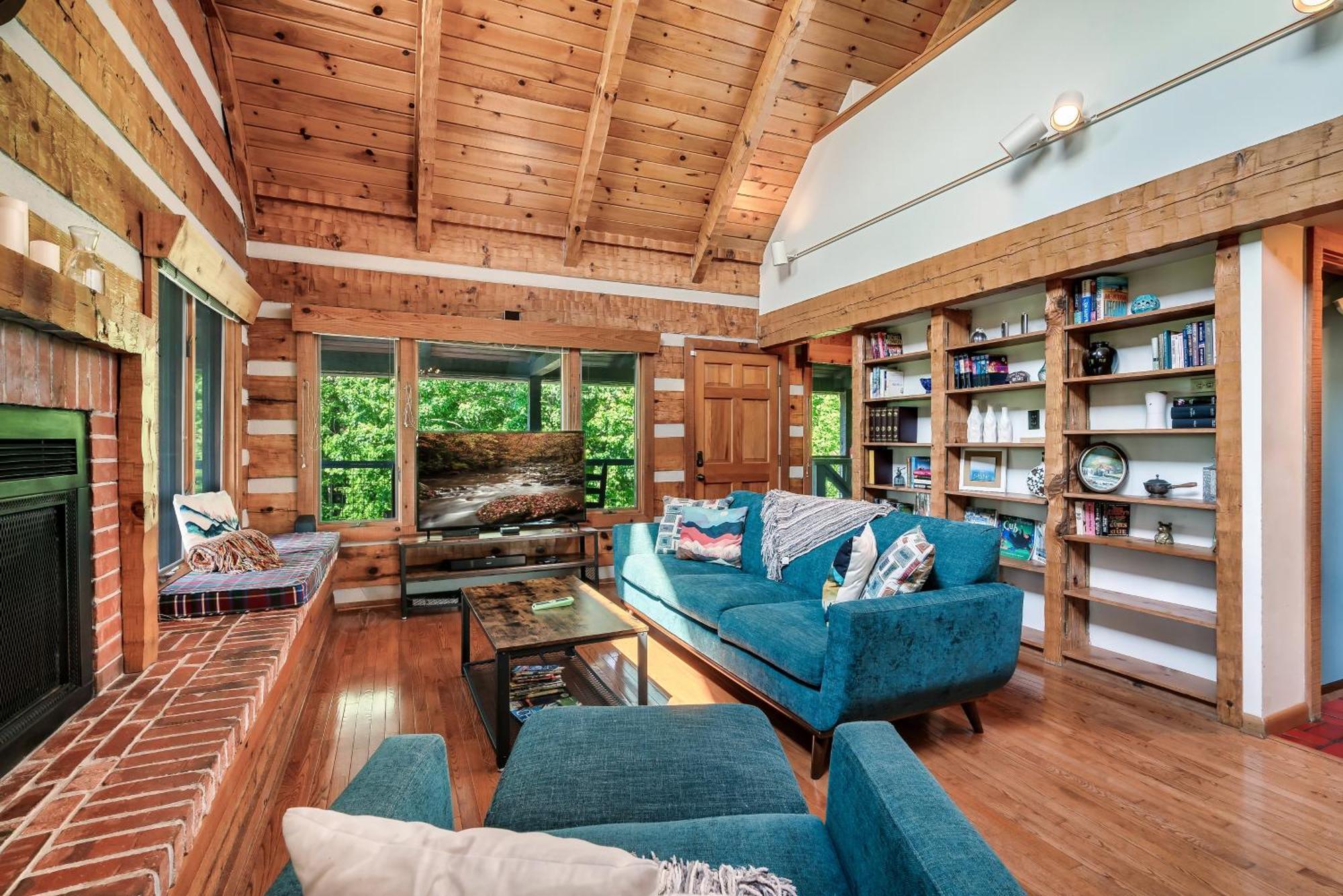 Holiday home 3 Pools! Fire Pit! Hot Tub! Nerf Gun Wall! Arcade! Ping Pong! Pickleball!