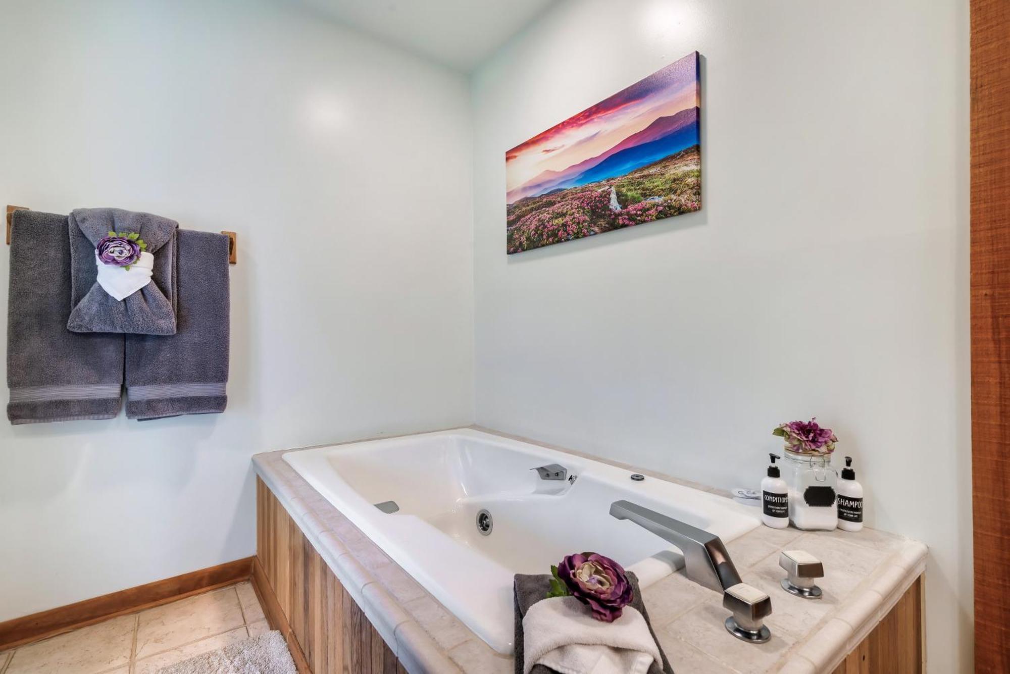 3 Pools! Fire Pit! Hot Tub! Nerf Gun Wall! Arcade! Ping Pong! Pickleball! Holiday home *