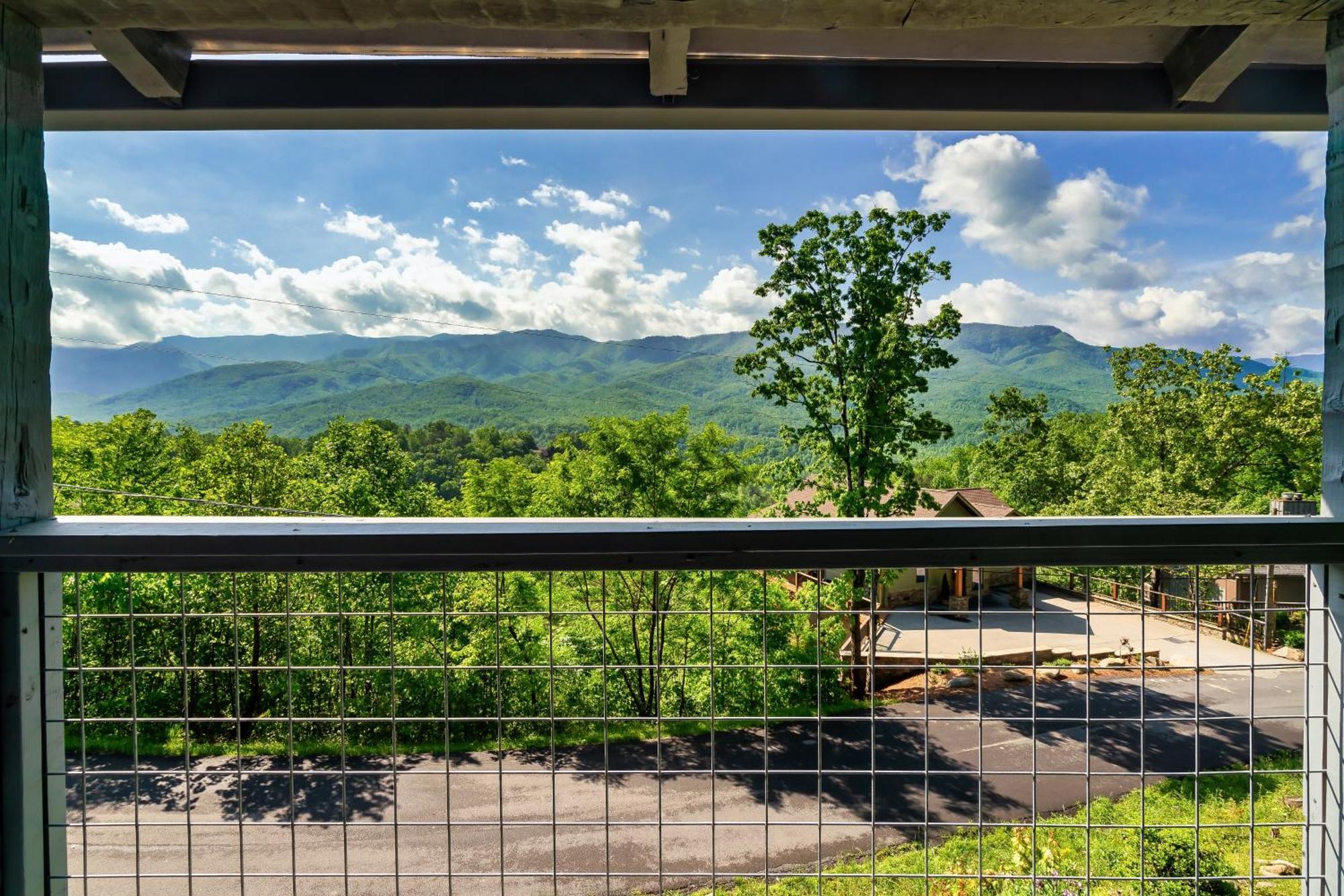3 Pools! Fire Pit! Hot Tub! Nerf Gun Wall! Arcade! Ping Pong! Pickleball! Holiday home Gatlinburg