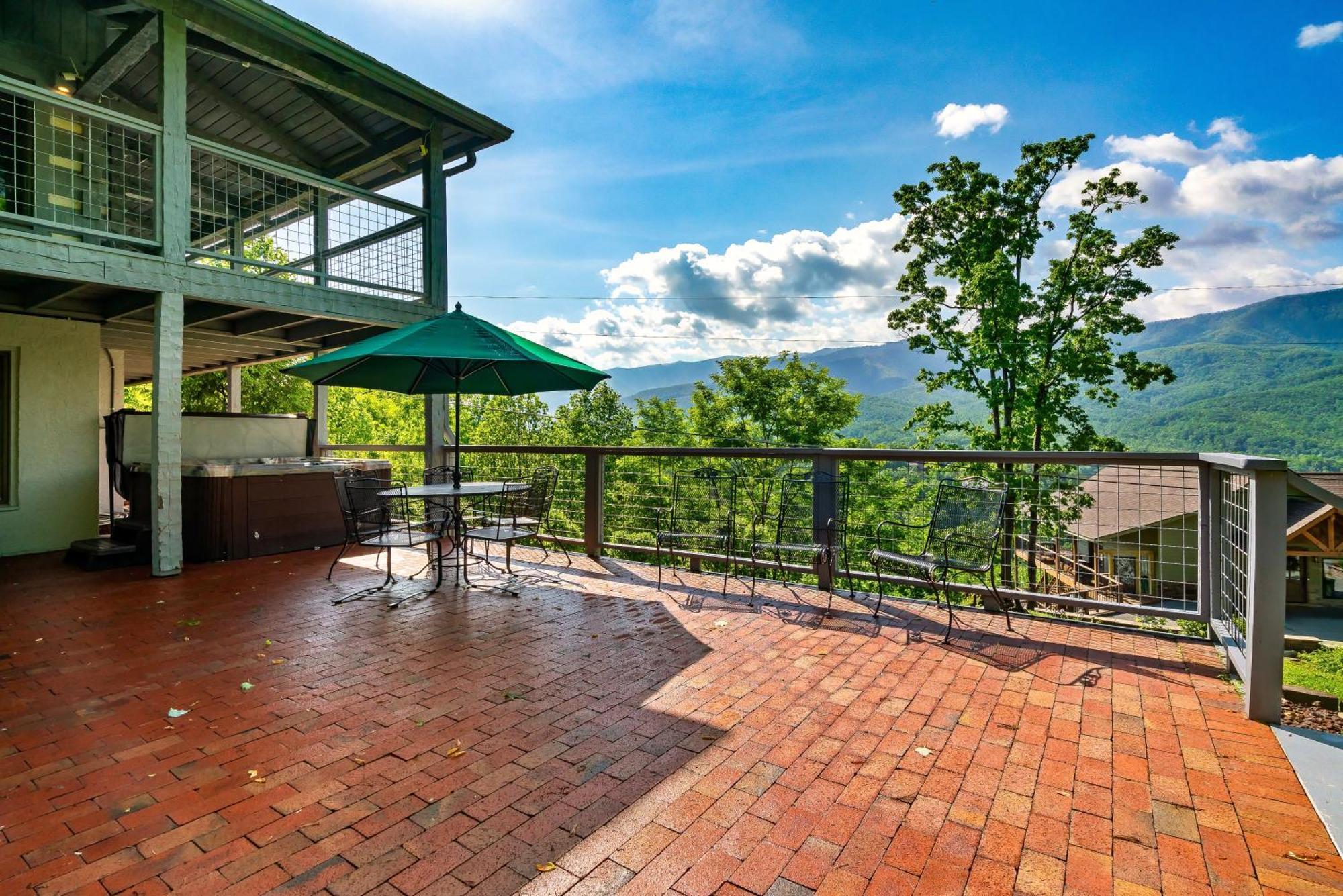 3 Pools! Fire Pit! Hot Tub! Nerf Gun Wall! Arcade! Ping Pong! Pickleball! Gatlinburg