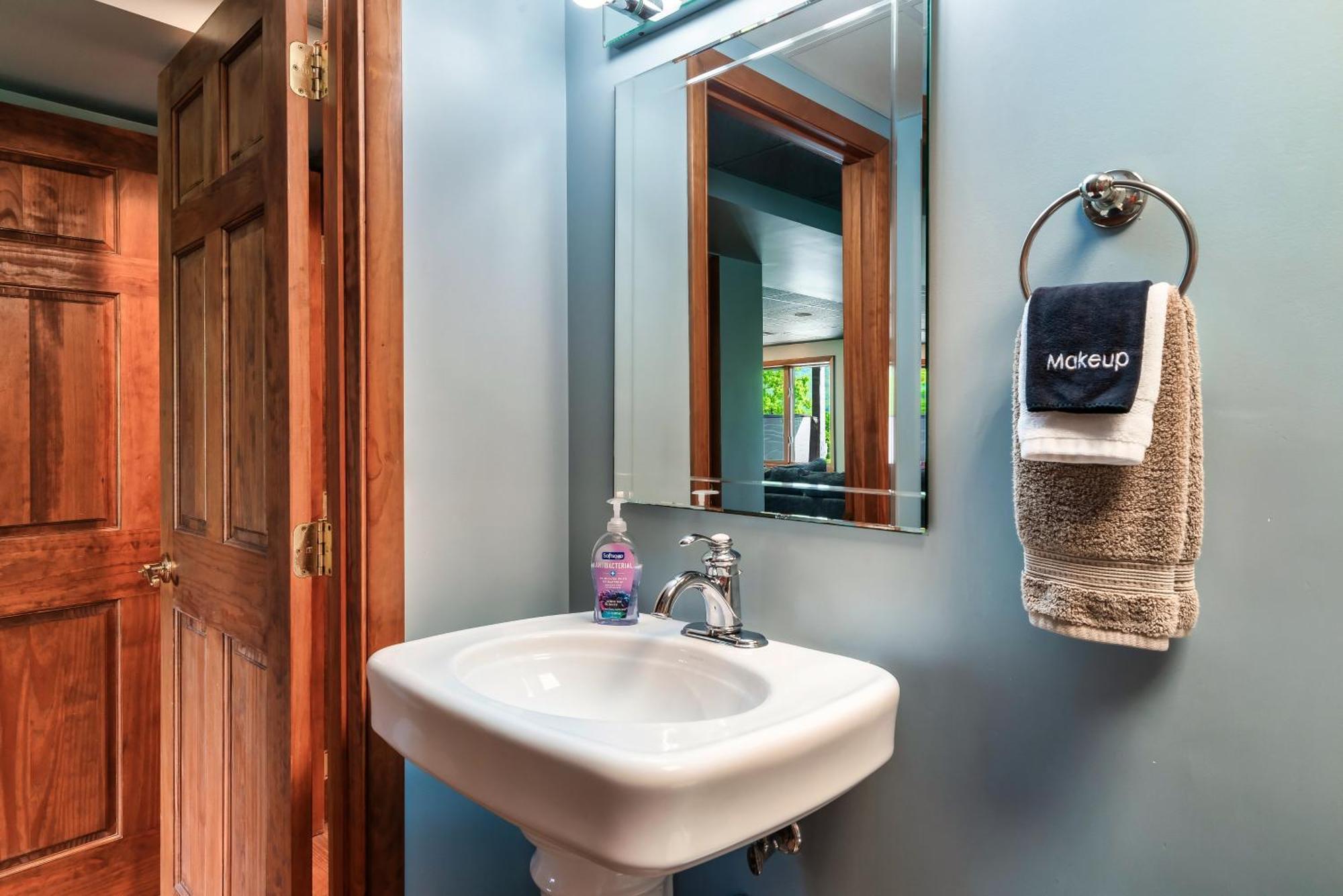 3 Pools! Fire Pit! Hot Tub! Nerf Gun Wall! Arcade! Ping Pong! Pickleball! * Gatlinburg