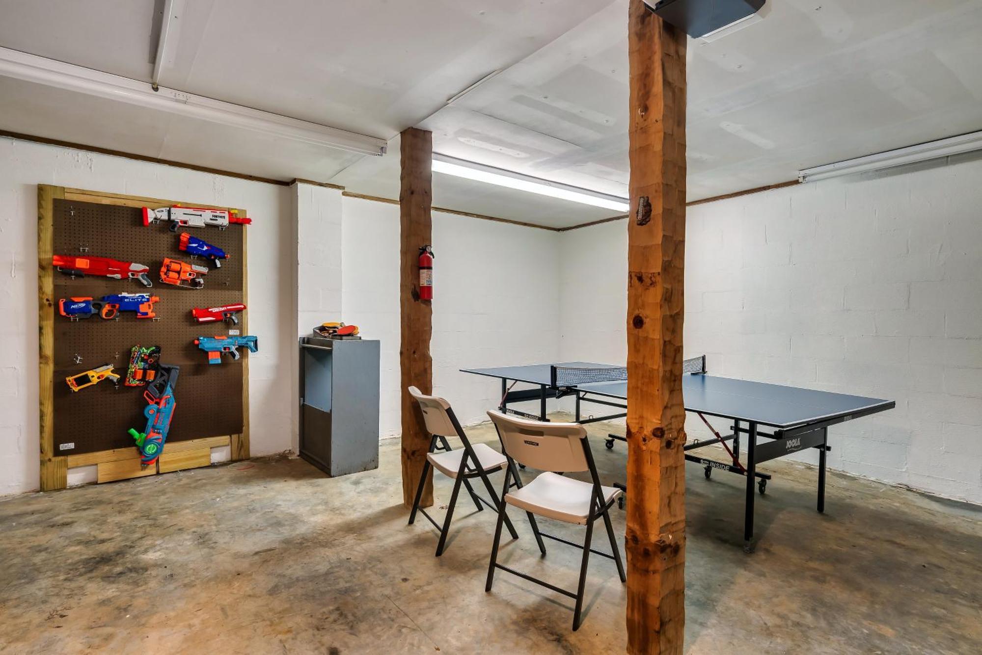 3 Pools! Fire Pit! Hot Tub! Nerf Gun Wall! Arcade! Ping Pong! Pickleball! Holiday home *
